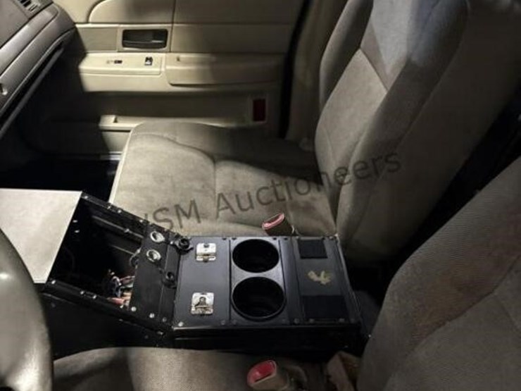 2009-ford-crown-victoria-sdn-image-23