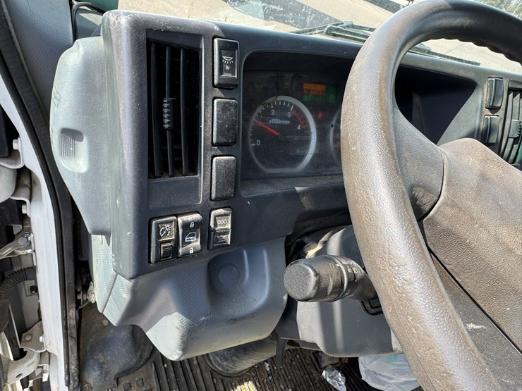 2019-isuzu-nrr-image-40