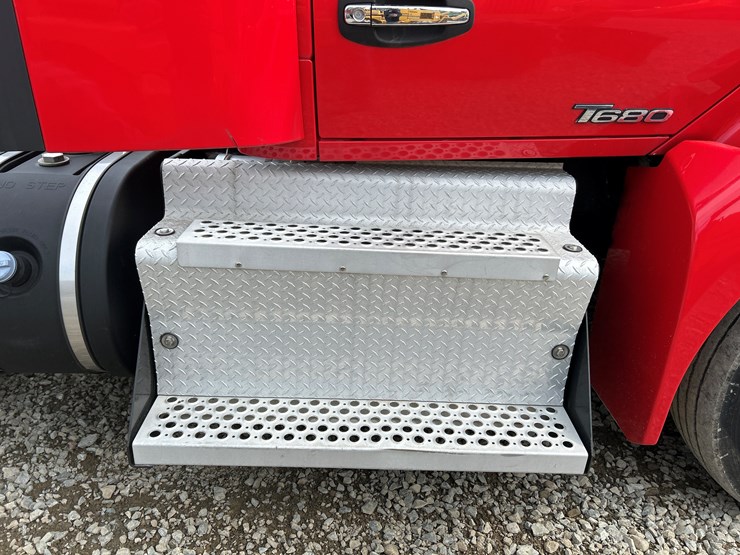 2015-kenworth-t680-image-15