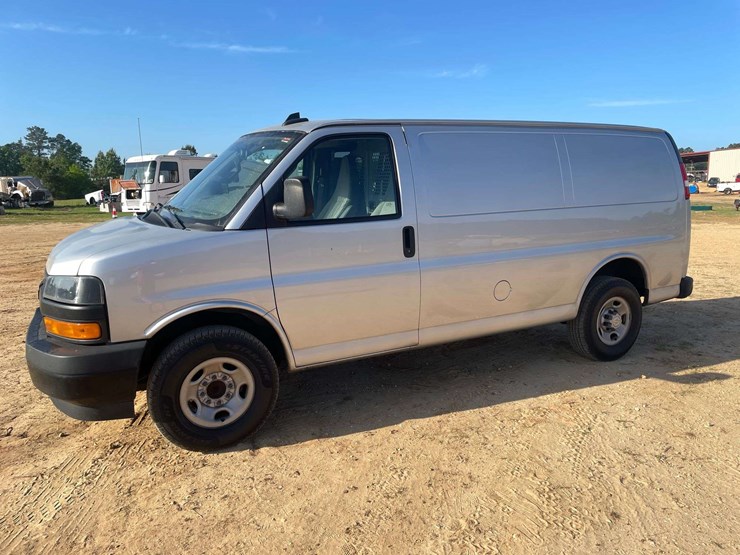 2024-chevrolet-express-2500-image-1
