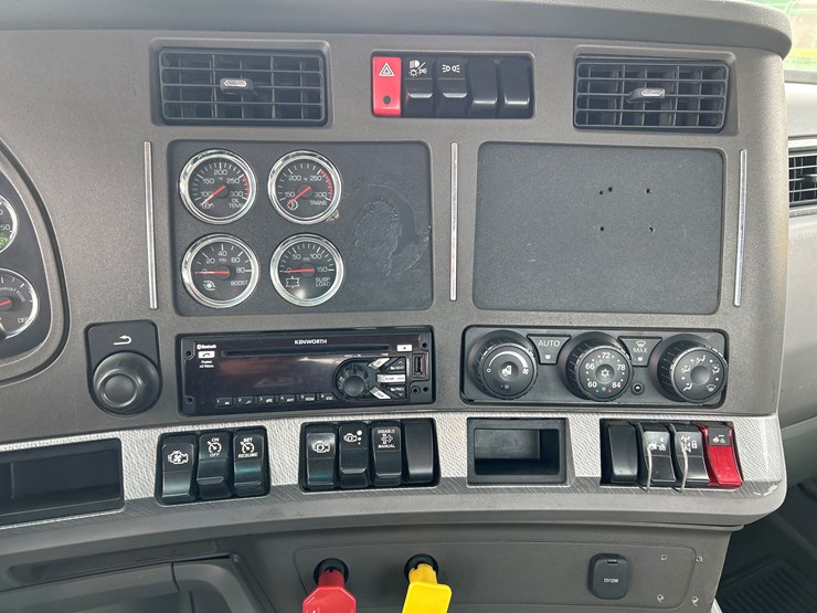 2015-kenworth-t680-image-66