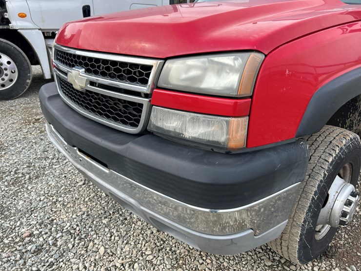 2006-chevrolet-3500-image-13