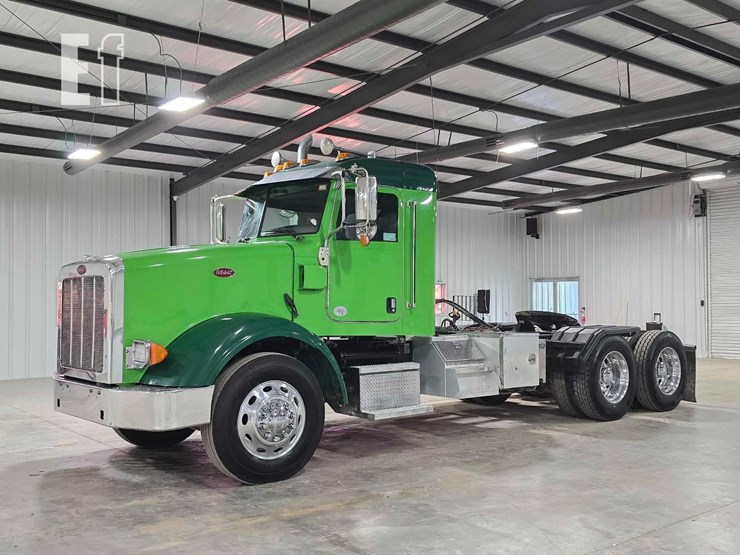 2021-peterbilt-367-image-1