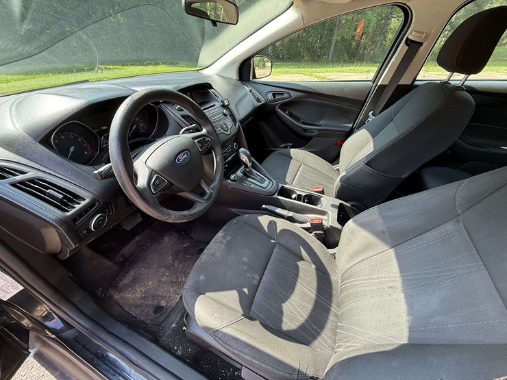 2017-ford-focus-4-door-sedan-(42,593-miles)-image-11