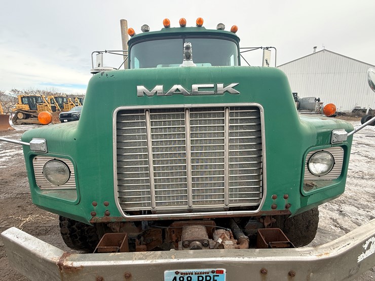 1999-mack-dm690-image-11