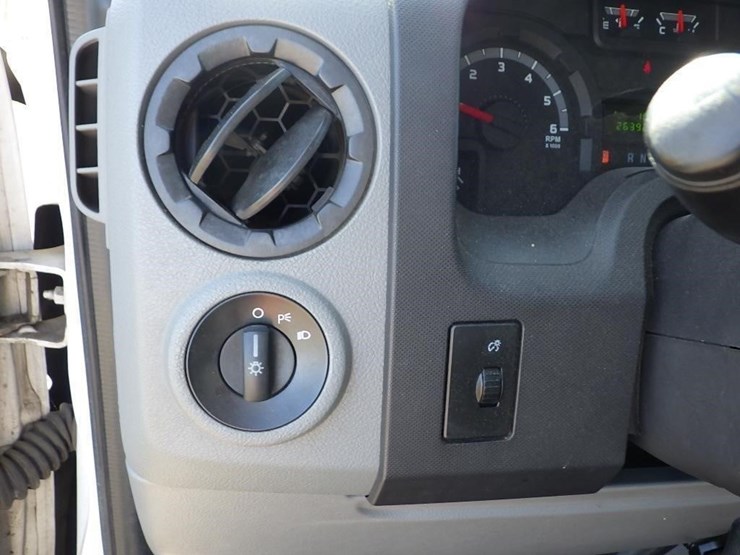 2013-ford-cargo-image-29