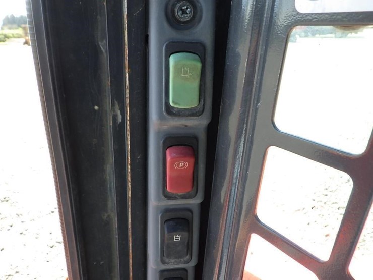 kubota-ssv65-image-25