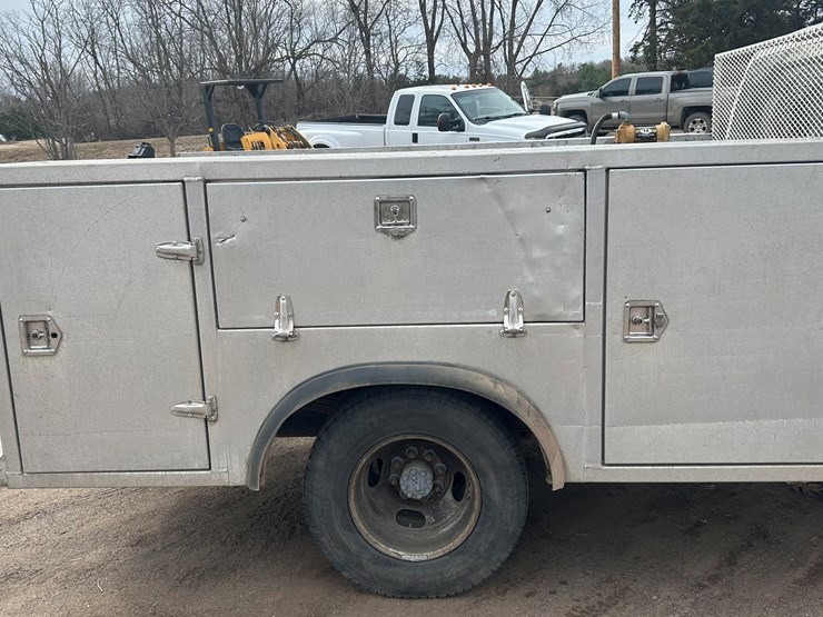 2004-chevrolet-3500-image-17