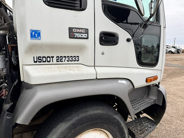 2005-gmc-t7500-image-16