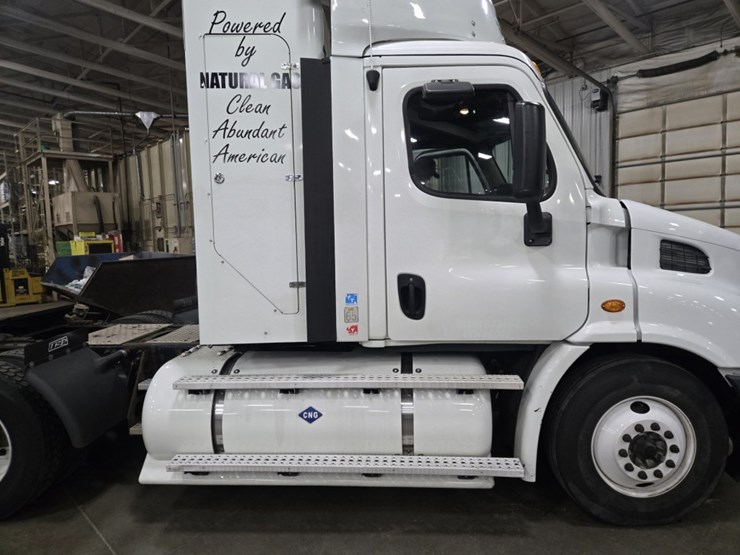 #2298-•-2015-freightliner-cascadia-day-cab-truck-tractor-image-10