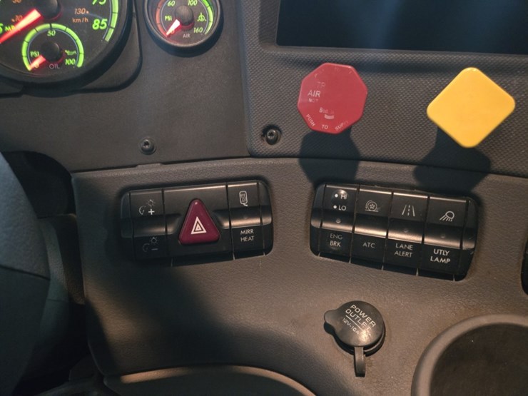 #2295-•-2016-freightliner-cascadia-day-cab-truck-tractor-image-61