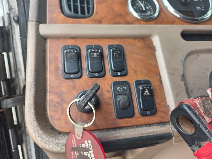 2007-peterbilt-579-image-70