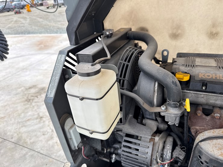 2015-massey-ferguson-8-image-22