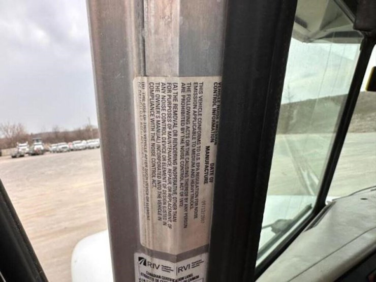 2008-peterbilt-335-image-17