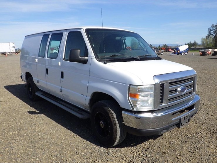 2013-ford-cargo-image-3