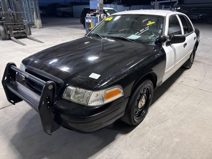 2011-ford-crown-victoria-sdn-image-4