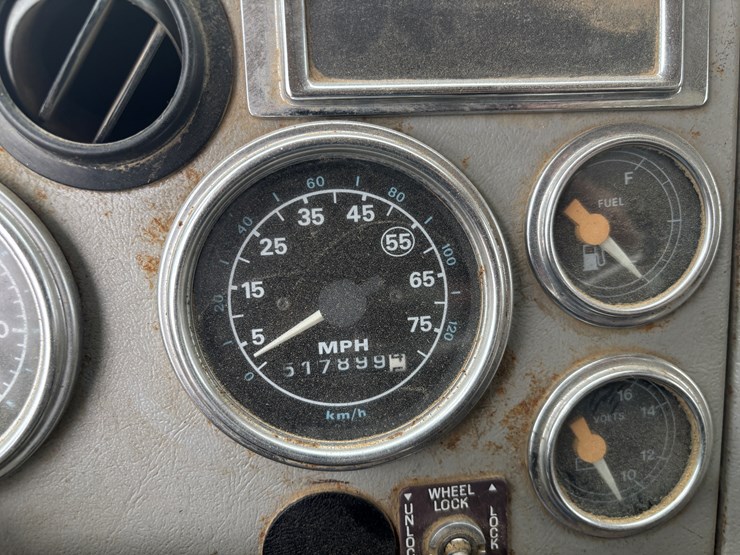 1997-ford-lt8000-image-45