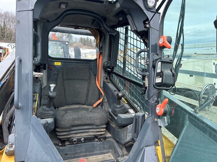 2020-deere-332g-image-40