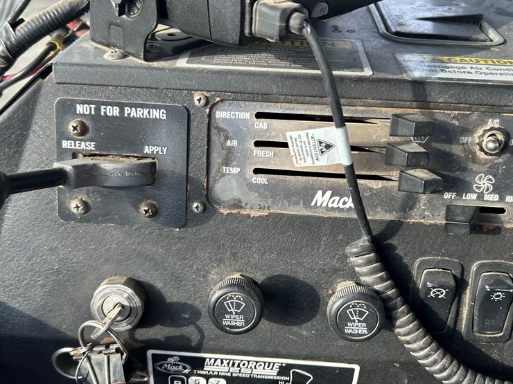 #2237-•-2006-mack-tri-axle-concrete-placement-truck-image-70