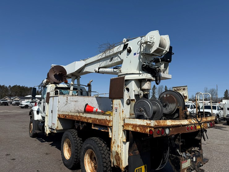 2010-international-7400-image-3