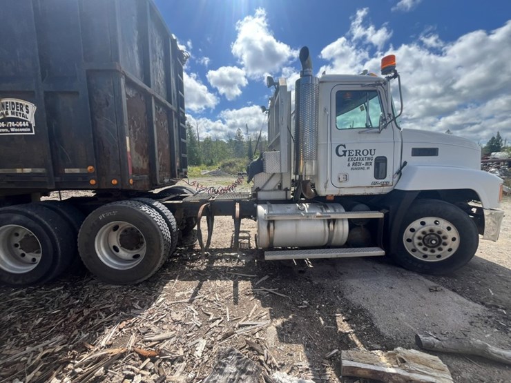 #1556-•-1999-mack-e7-460-day-cab-truck-tractor-image-5