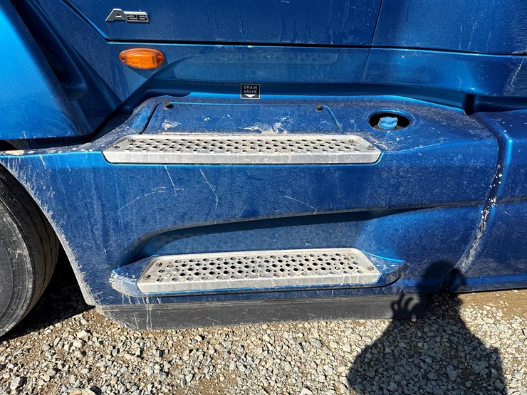 #2199-•-2020-international-a26-sleeper-cab-truck-tractor-image-16