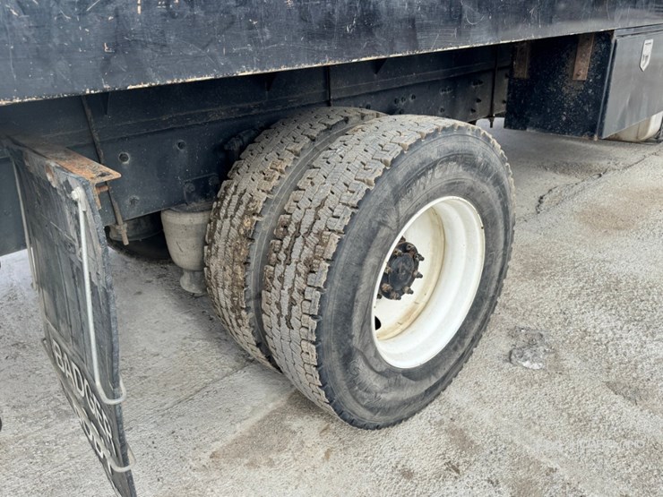 2023-freightliner-m2-106-image-28