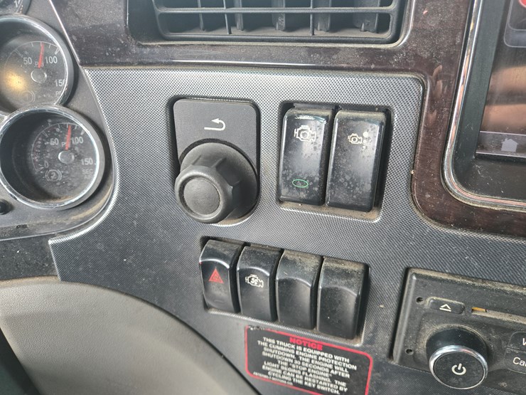 peterbilt-579-image-75