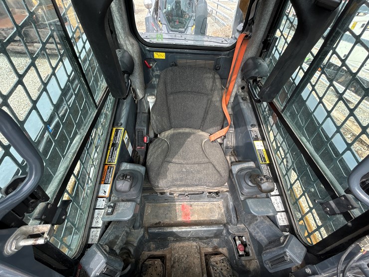 2020-deere-332g-image-53