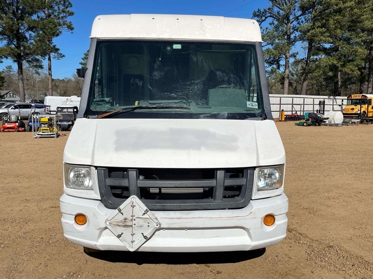 2013-isuzu-reach-image-5