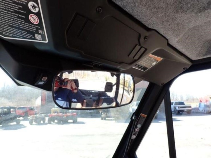 2022-can-am-defender-limited-hd10-4x4-side-by-side-image-18