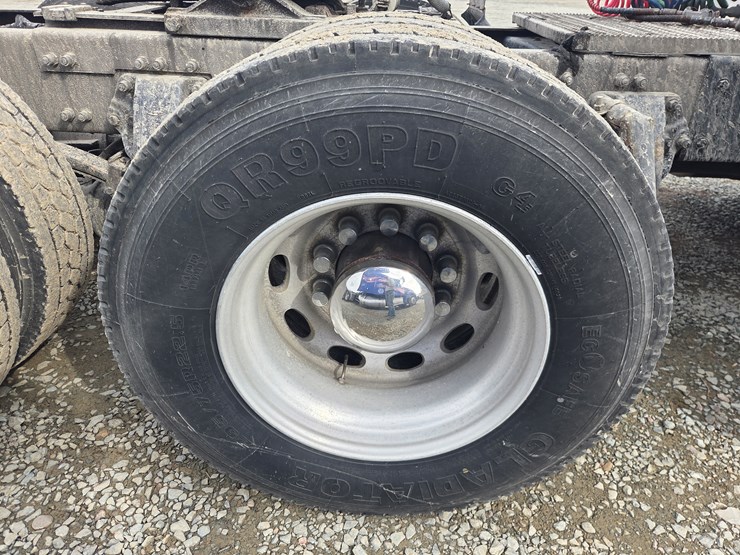 2007-peterbilt-579-image-78