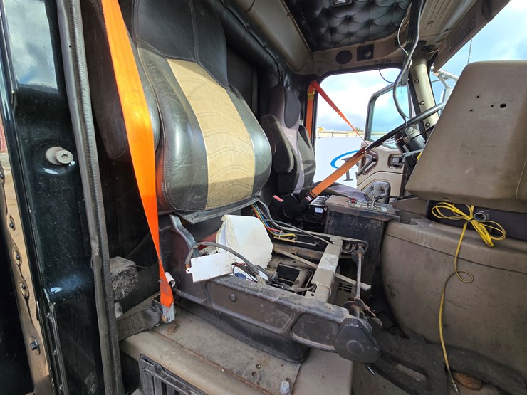 2014-massey-ferguson-8-image-53