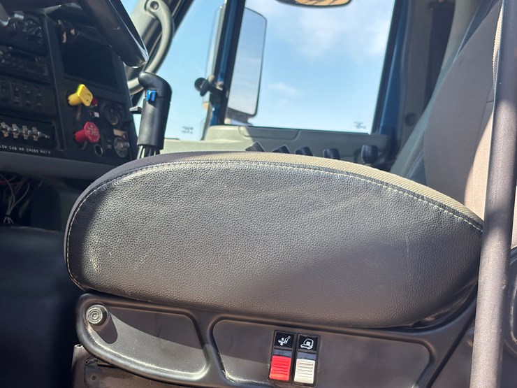 2006-international-7600-image-35