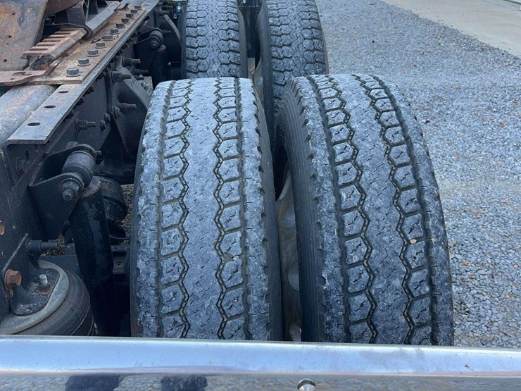 2015-freightliner-122sd-image-14