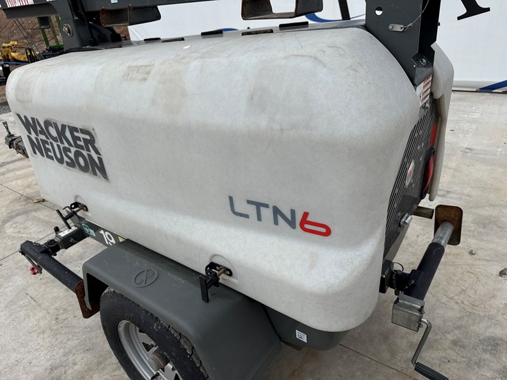 2015-massey-ferguson-8-image-27