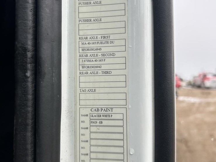 2015-volvo-vnl62t630-image-27