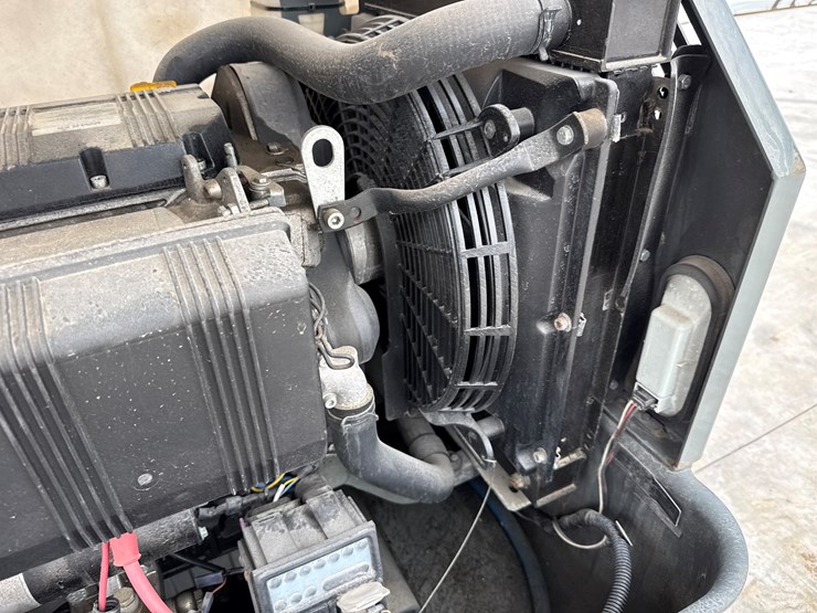 2015-massey-ferguson-8-image-29