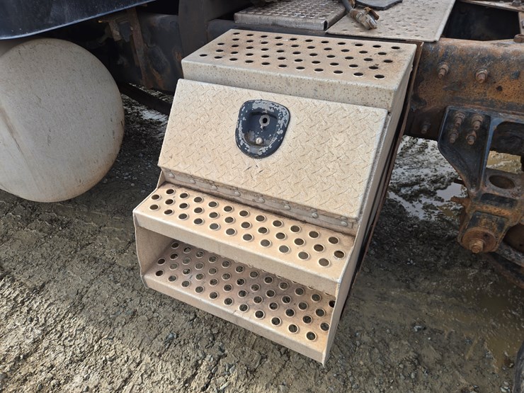 2014-massey-ferguson-8-image-27