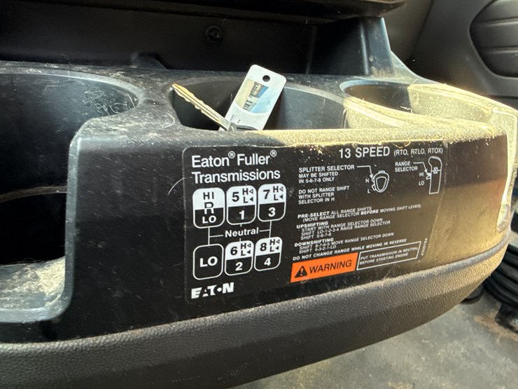 #2199-•-2020-international-a26-sleeper-cab-truck-tractor-image-83