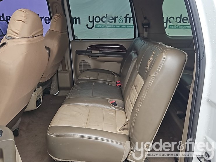 2004-ford-excursion-image-18