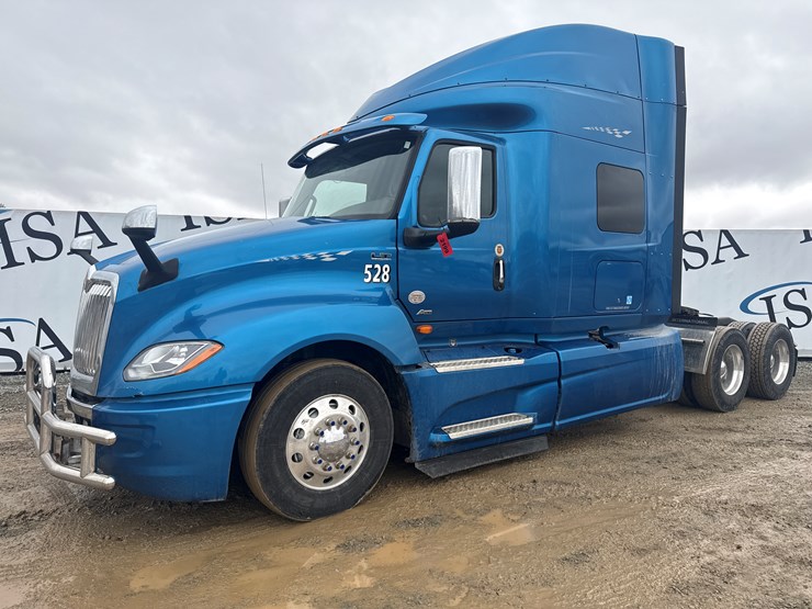 #2199-•-2020-international-a26-sleeper-cab-truck-tractor-image-1