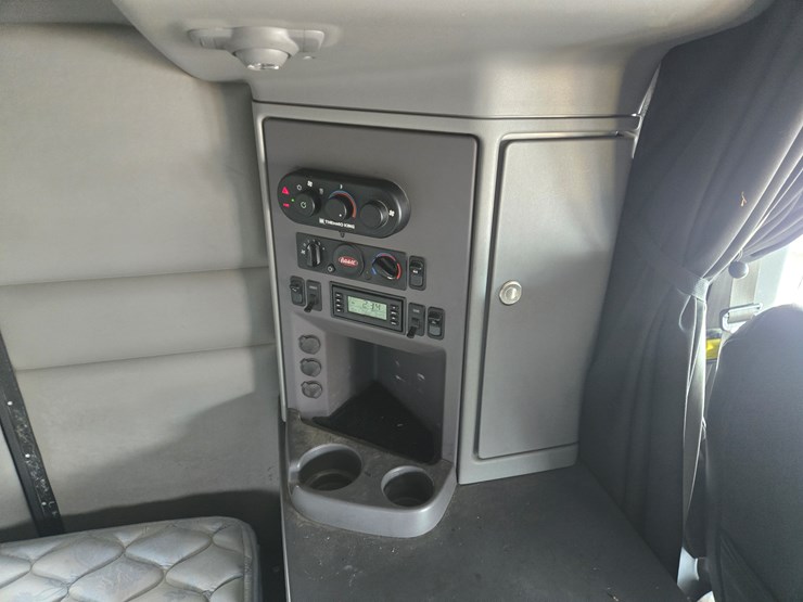 peterbilt-579-image-86