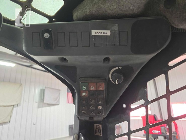 2015-deere-318e-image-19