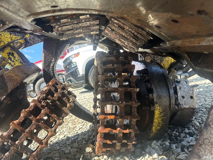 2011-deere-1270e-image-64