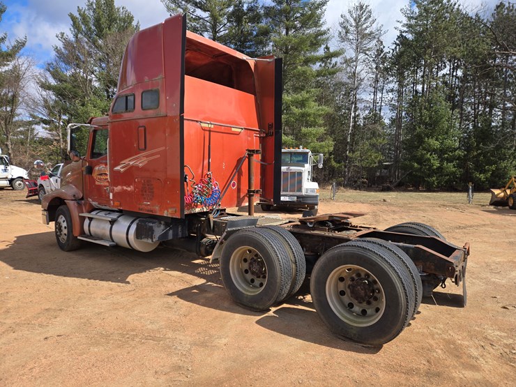 #1515-•-2005-international-9400i6x4-sleeper-cab-truck-tractor-image-3