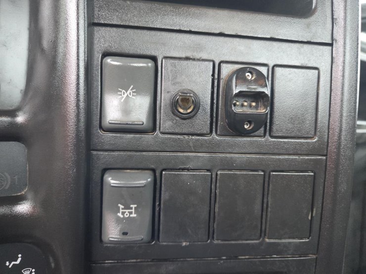 2005-massey-ferguson-8-image-47