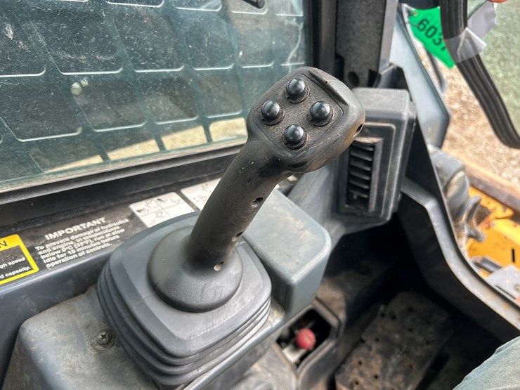 2020-deere-332g-image-42