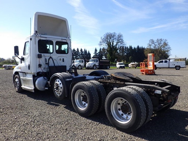2018-freightliner-cascadia-125-image-7