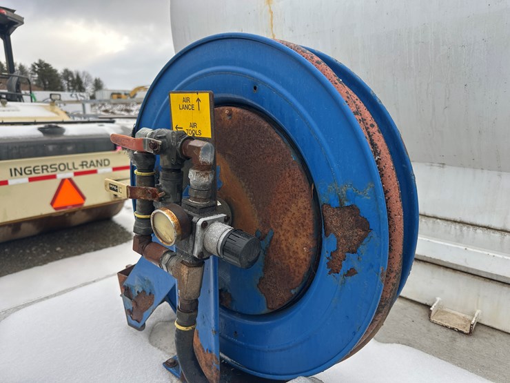 2012-massey-ferguson-8-image-25